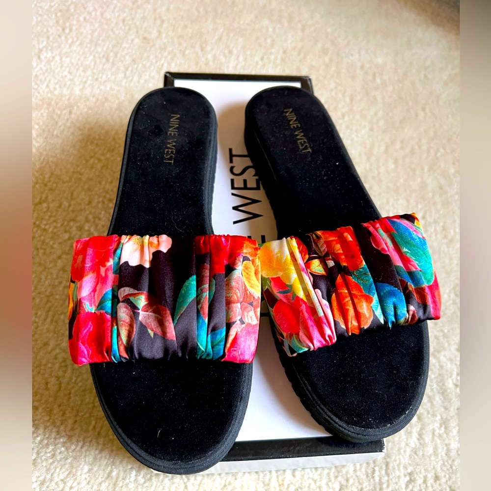 NIB Nine West Ridding slides. Black/ multi color flower print. Size 7